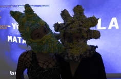 Artistas de una video instalación en la muestra de animación expandida.