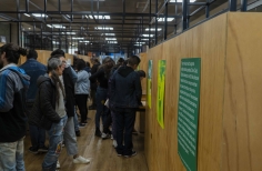 Público en la exposición de Andrés Caicedo en Andrés Caicedo: Morir y dejar obra.