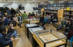 Público en la exposición de Andrés Caicedo en Andrés Caicedo: Morir y dejar obra.