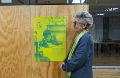 Rosario Caicedo junto a una foto de Andrés Caicedo en Andrés Caicedo: Morir y dejar obra.