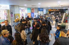 Público en fila para la inauguración del ciclo de cine mudo.