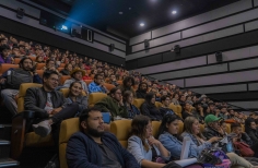 Publico escuchando la charla inaugural del ciclo de cine mudo.