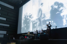Cine concierto ciclo del cine mudo, banda en la sala capital con proyección.