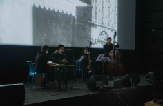 Cine concierto ciclo del cine mudo, banda en la sala capital con proyección.