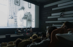 Cine concierto ciclo del cine mudo, banda en la sala capital con proyección.