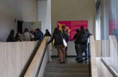 Público en fila para entrar a la exposición postmonumenta.
