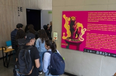 Público en fila para entrar a la exposición postmonumenta.