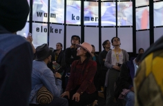 Publico viviendo la experiencia de la exposición postmonumenta.