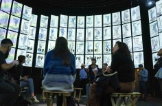Publico viviendo la experiencia de la exposición postmonumenta.