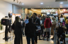 Público en fila para entrar a la premiere de la película mudos testigos.