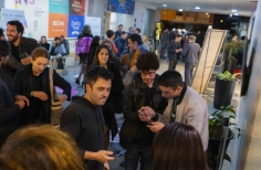 Público en fila para entrar a la premiere de la película mudos testigos.