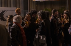 Público en el hall de la cinemateca después de ver mudos testigos.