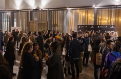 Público en el hall de la cinemateca después de ver mudos testigos.