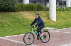 Alcaldesa llegando al parque el Tunal en bicicleta.