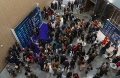 Público en el hall de la sala capital