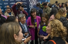 Alcaldesa reunida con publico y artistas en la premiere de Cuando las aguas se juntan