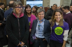 Alcaldesa reunida con publico y artistas en la premiere de Cuando las aguas se juntan