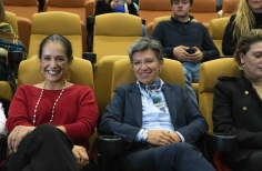 Alcaldesa en la premiere de la película Cuando las aguas se juntan