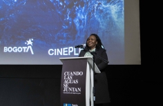 Publico, activistas y artistas en la premiere de la película Cuando las aguas se juntan