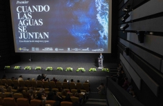 Alcaldesa dando palabras en la premiere de la película Cuando las aguas se juntan