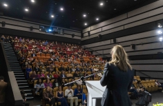 Publico, activistas y artistas en la premiere de la película Cuando las aguas se juntan