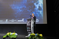 Publico, activistas y artistas en la premiere de la película Cuando las aguas se juntan