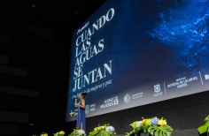 Cantante abriendo la proyección de Cuando las aguas se juntan