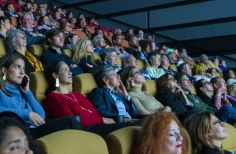 Publico, activistas y artistas en la premiere de la película Cuando las aguas se juntan