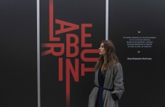 Artista Liz Callejas en la in inauguración de la exposición Laberinto.