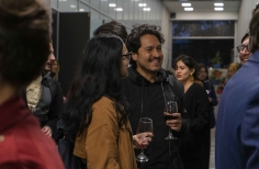 Personas hablando en el hall de la galería.