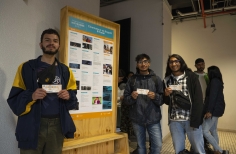Tres personas con su boleta para la función en Cinemateca el Tunal.