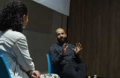 Director de la película la ciudad de las fieras y moderadora.