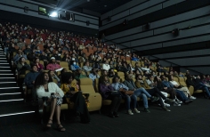 Espectadores viendo las obras de la 7.a muestra afro 2022.