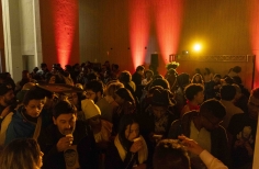 Público en el hall de la sala capital.