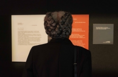 Annouchka de Andrade en la exposición  de Sarah Maldoror.
