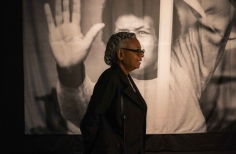 Annouchka de Andrade en la exposición  de Sarah Maldoror.