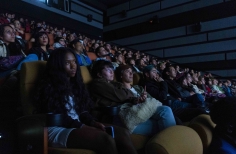 Público observando las obras de la Gala rodante 2022.