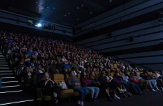 Público observando las obras de la Gala rodante 2022.