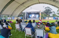 Público viendo películas en Cinemateca al parque Puente Aranda.
