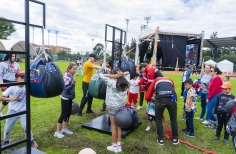 Público en ejercicios de boxeo en Cinemateca al parque Puente Aranda.