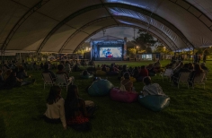 Público viendo películas en Cinemateca al parque Puente Aranda.