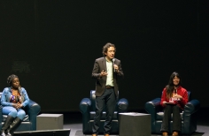 Así fue el reconocimiento de Es Cultura Local en el Teatro Jorge Eliécer Gaitán el pasado miércoles 15 de marzo. Conoce a los ganadores de la tercera versión, más de 500 participantes que recibieron un reconocimiento por promover el arte y la cultura en las 20 localidades de Bogotá. Fueron homenajeados en una jornada llena de danza y música, junto con las palabras de agradecimiento de parte de Catalina Valencia, Secretaria de Cultura, Recreación y Deporte y Felipe Jiménez, Secretario de Gobierno.
