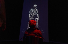 Público interactuando con la Exposición El Beat, proyección documental.