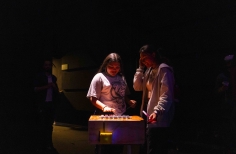 Público interactuando con la Exposición El Beat, con instrumento musical.