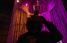 Público interactuando con la Exposición El Beat, con gafas de realidad virtual.