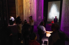 Público interactuando con la Exposición El Beat.