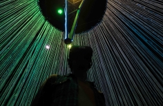 Público interactuando con la Exposición El Beat, con gafas de realidad virtual.