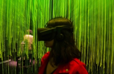 Público interactuando con la Exposición El Beat, con gafas de realidad virtual.