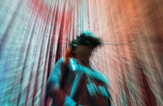 Público interactuando con la Exposición El Beat, con gafas de realidad virtual.