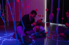 Público disfrutando de las actividades de Tómate la Cinemateca de Bogotá. Taller de sombras en sala rayito.
